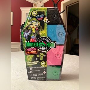 Monster High Neon Frights Doll Set - Ghoulia Yelps